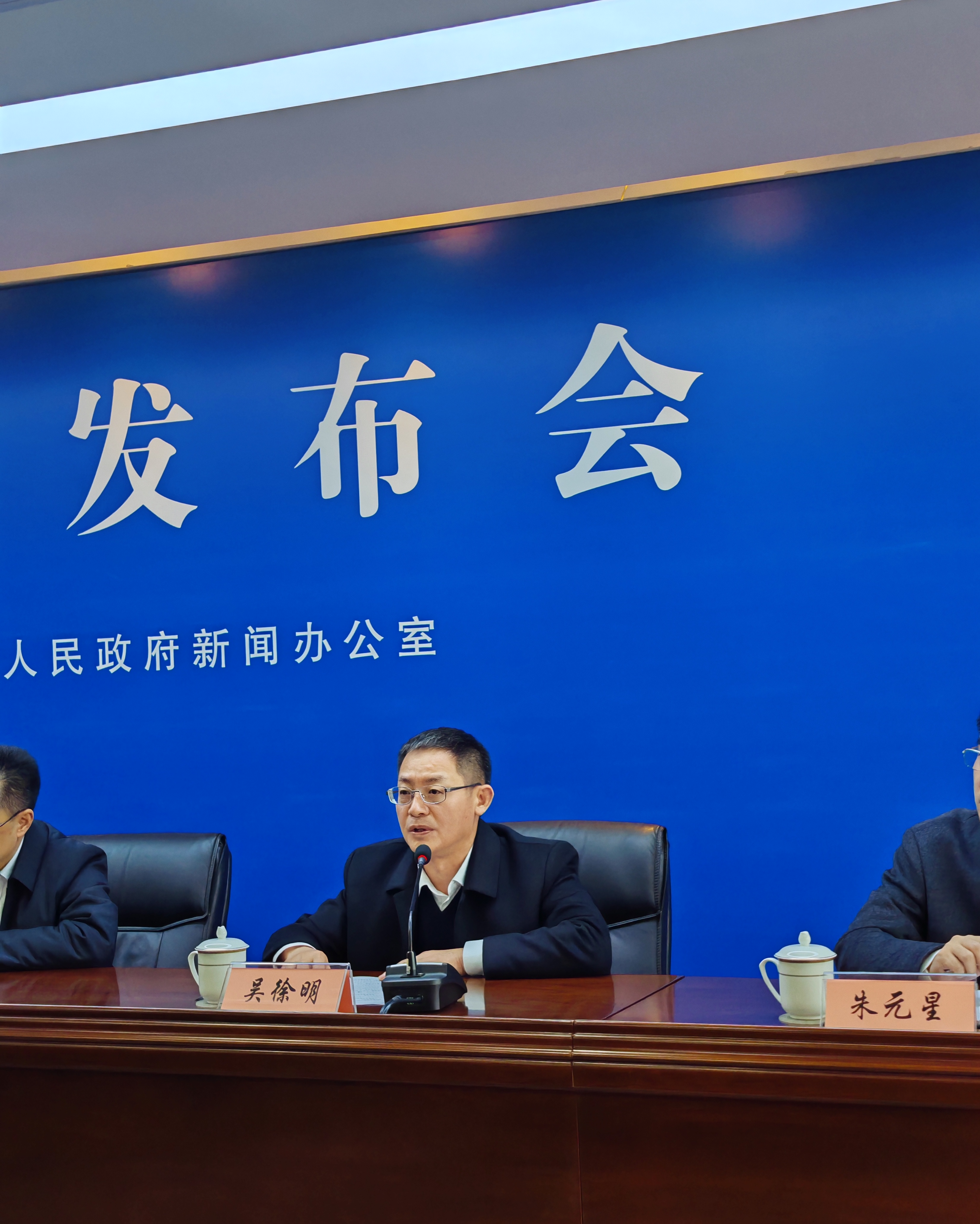 吴徐明.jpg 吴徐明.jpg