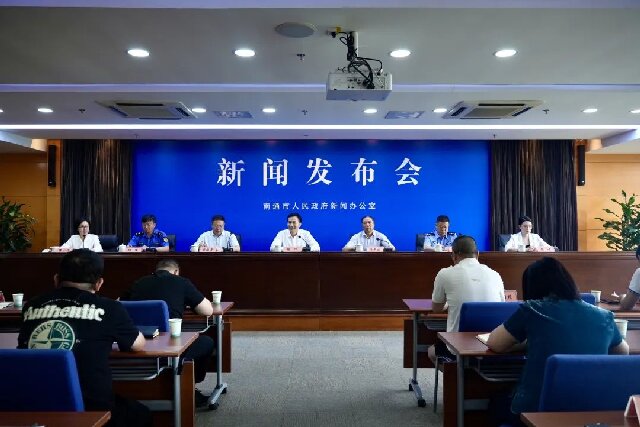 新闻发布会.jpg 新闻发布会.jpg
