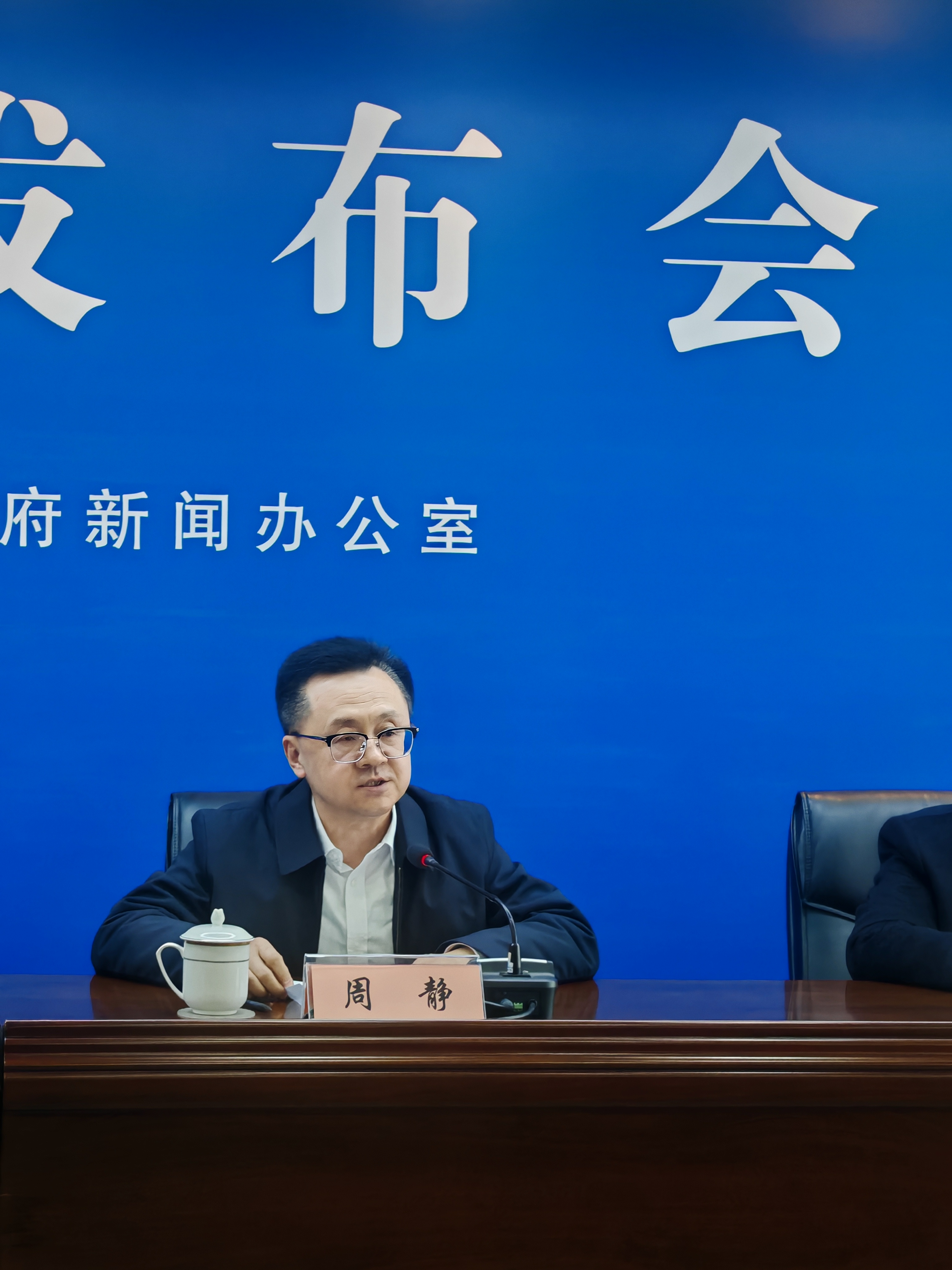 周静.jpg 周静.jpg